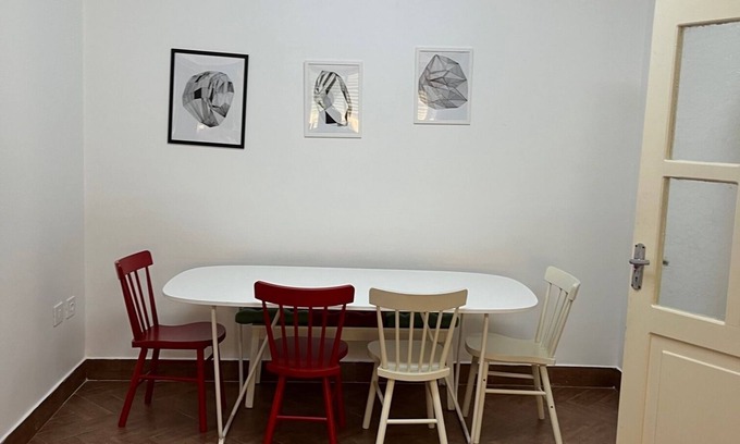 Suwailih Apartment | Tla Al-Ali, 2BR app, street-level, terrace - from German/Jordanian family.