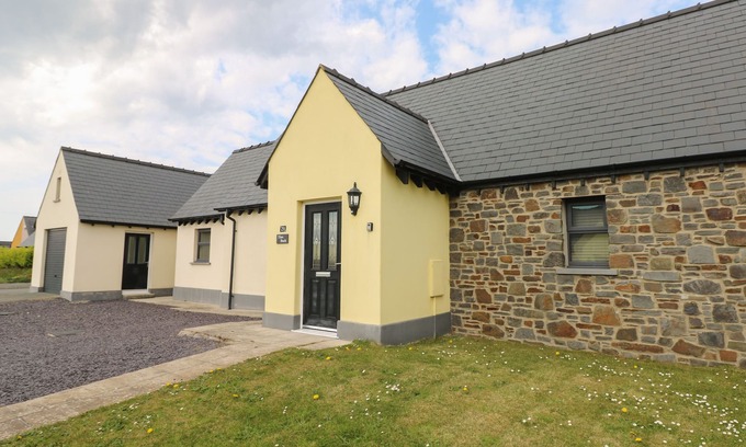 Haverfordwest Cottage | TLWS BACH, family friendly, with a garden in Roch