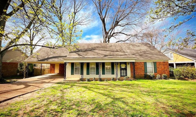 East Memphis House | tn4BR Memphis Retreat Game Backyard Prime Location