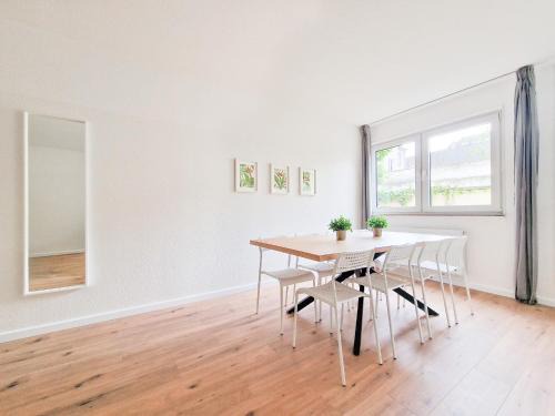 Krefeld Apartment | Tolstov Apartments - 4 Zimmer Wohnung mit Terrasse - 25 Min zur Messe DUS