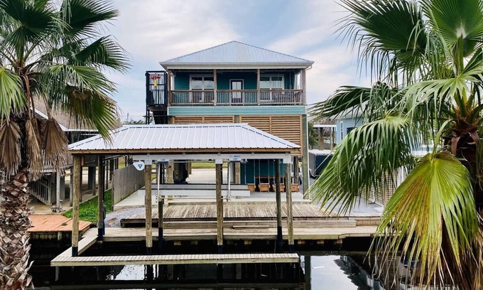 Shoreline Park House | Took the Bayt | Hooked on Canal Views, Sandbar Fun & Old Town Vibes