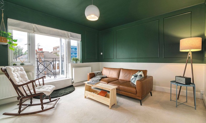 Belsize Apartment | Top-Floor Apartment w/Balcony & Rooftop