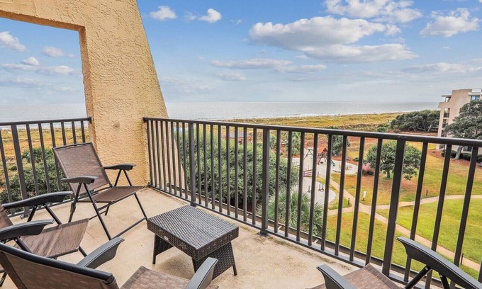 Folly Field Condo | Top Floor Condo. Beautiful Ocean Views. Great Mid-Island Location