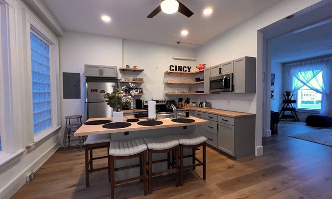 Central Business District Condo | Top floor condo! Just a short walk to OTR, Fountain Square, and the Stadiums!