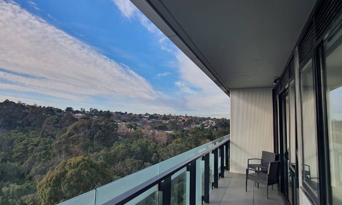 Kew Apartment | Top-Floor Retreat with Stunning River View Apt on Abbotsford with free parking