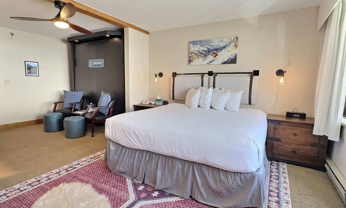 Crested Butte Condo | Top Floor Studio with Pool, Hot Tub, ski in-out