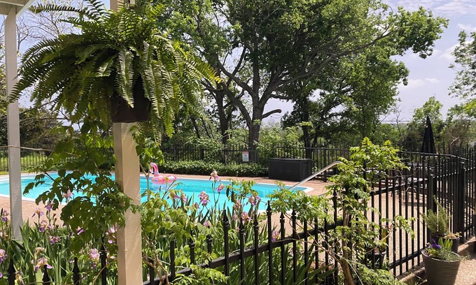 Weatherford Cottage | Top of the Hill-Cozy 1 bed/1 bath cottage, less than one mile to downtown.