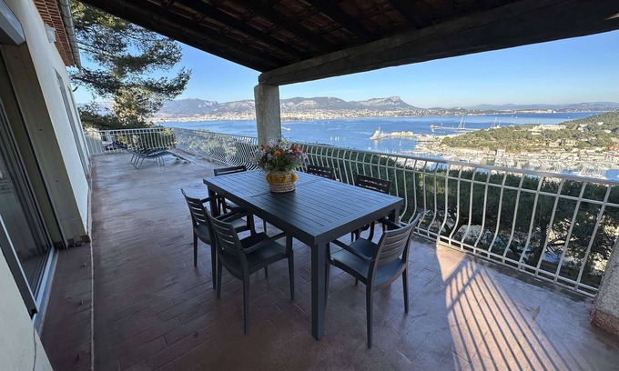 Saint-Mandrier-sur-Mer Apartment | Top of villa, full sea view