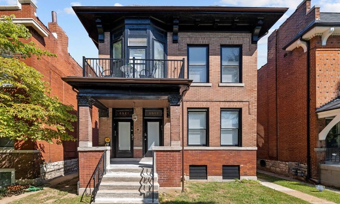 St. Louis Apartment | TOP RATED! FANTASTIC LOCATION! St. Louis near Delmar LOOP, WASHU, Forest Park!