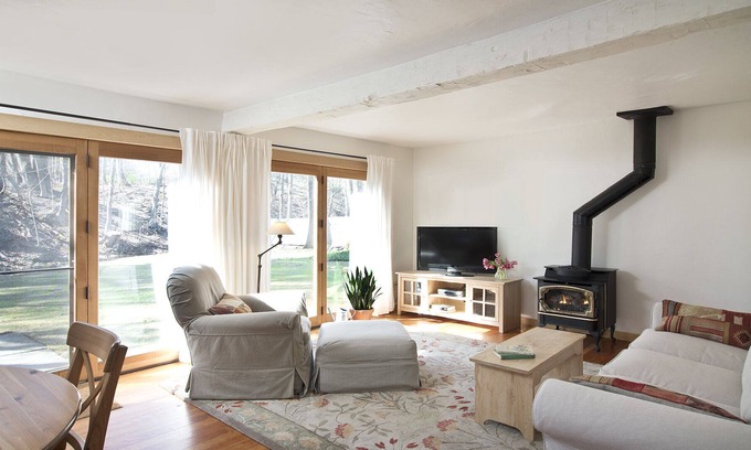 Woodstock Cottage | TOP RATED! Romantic rustic luxury+flowing stream+walk to town=Brook Cottage