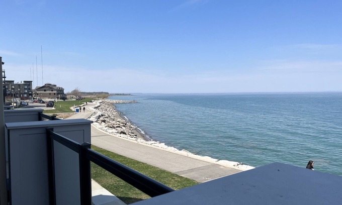 Grimsby House | Tourists Dream Waterfront Location! Half way between Niagara Falls and Toronto,!