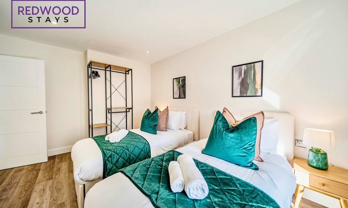 Rushmoor District Apartment | Town Center, FREE WiFi, 58 Inch TV, Balcony by Redwood Stays