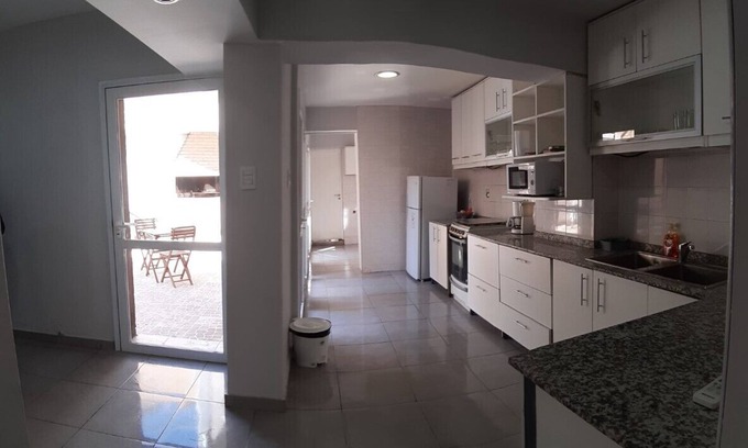 Mendoza City Center House | Town center house with pool and barbecue