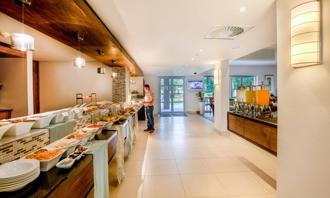 Greater Johannesburg Metropolitan Area Hotel | Town Lodge Waterfall, Midrand