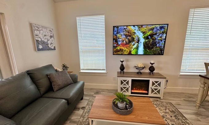 Cross Mountain House | Townhome #2. in peaceful San Antonio ,3-bedrooms ,6 beds 4 bathrooms sleep 9 .
