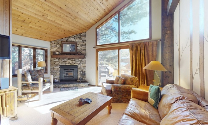 Mammoth Lakes Condo | Townhome Near Skiing with Fireplace & Shared Pool, Hot Tub Access, Dog-Friendly