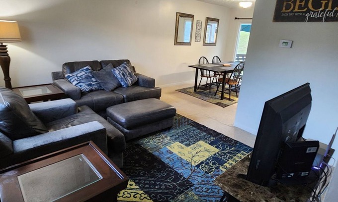 Karns House | Townhouse Living - Ask about 6-Month+ Discounts - 2 Units Avlb at this location