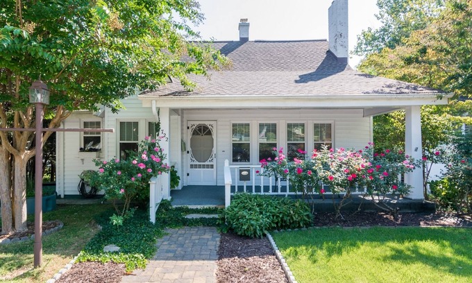 Hendersonville House | Tracy's Downtown Cottage