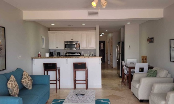 The Bight Condo | " Tradewinds" Updated Luxury Condo-Turtle Cove- 5 Minute Walk to Beach
