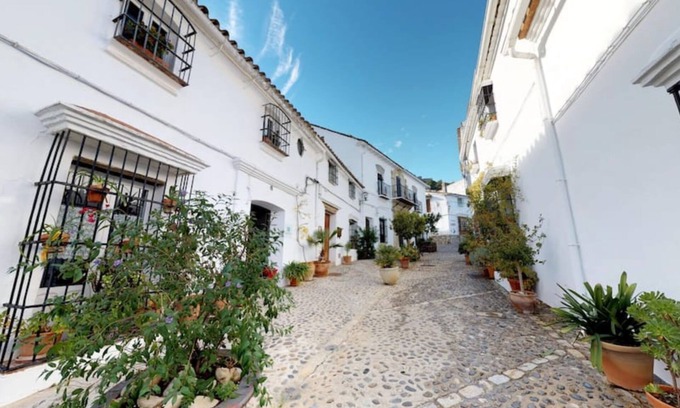Jimena de la Frontera House | Traditional 18th century house with courtyard & pool in historic pueblo blanco