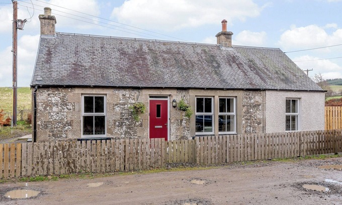 Biggar Cottage | Traditional cottage located close to the town of Biggar.