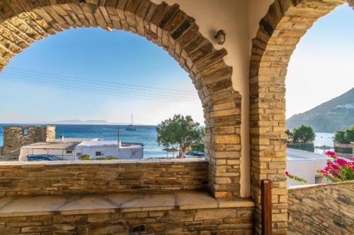 Exomvourgo House | Traditional house by the sea