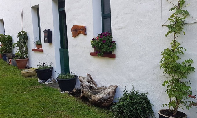Castlegregory Cottage | Traditional stradbally country cottage in village location close to beach