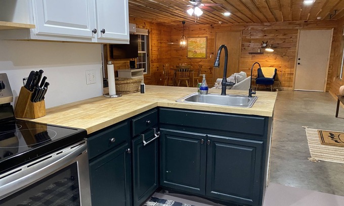 Mammoth Cave Cabin | Trailboss Cabin near Mammoth Cave at Noble Pine Campground