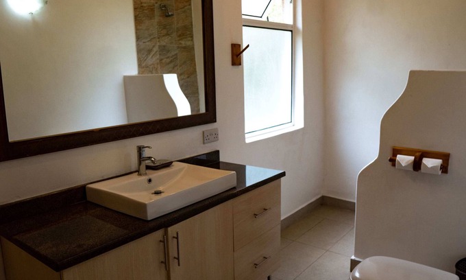 Baruti West House | Tranquil 2 bedroom bungalow built amongst the trees, within a resort.