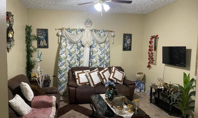 Saint Andrew Apartment | Tranquil 3-bedroom apartment with WiFi in Kingston