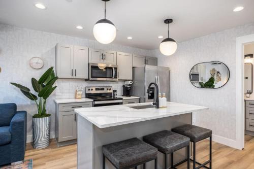 Hillsboro Village Apartment | Tranquil 3 Beds 2 Bedroom Nashville Condo - Walk to Grocery & Restaurants