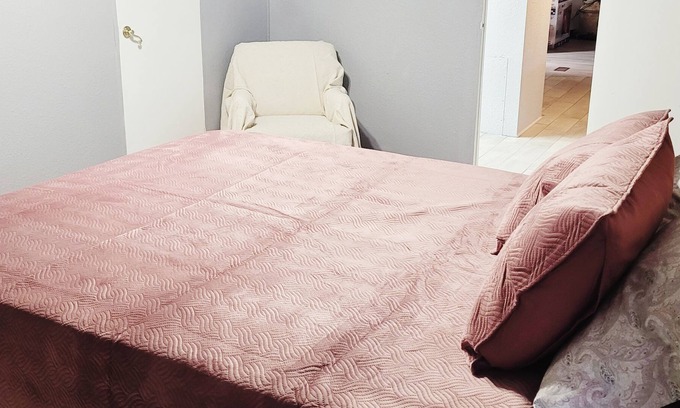 Harold House | Tranquil cozy retreat-central to beaches, river, and downtown!