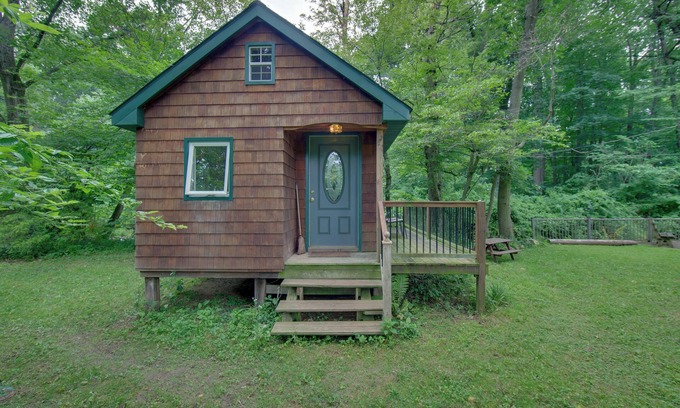 Narvon Apartment | Tranquil Creekside Cabin in Dutch Country!