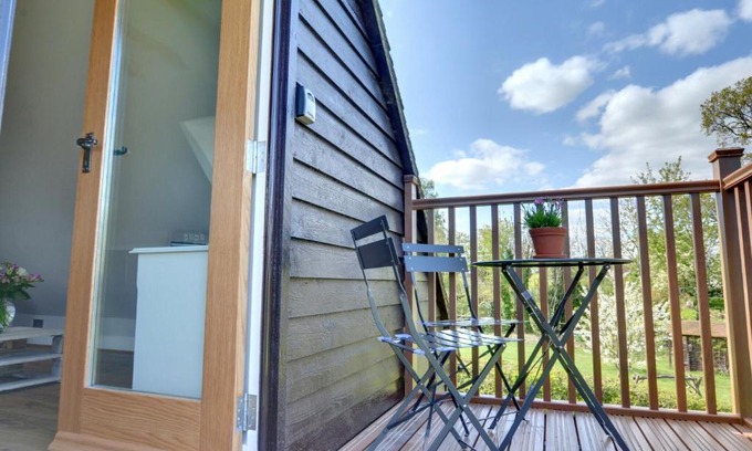 Langton Green House | Tranquil Holiday home in Groombridge Kent with Balcony
