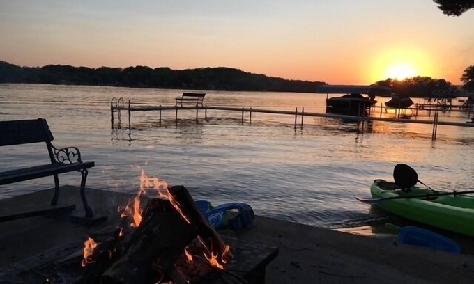 Lodi House | Tranquil Lakefront Retreat with Breathtaking Views and Cozy Firepit