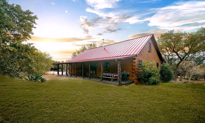 Dripping Springs Cabin | Tranquil Log Cabin : 10 Acre Retreat just minutes from Downtown Dripping Springs