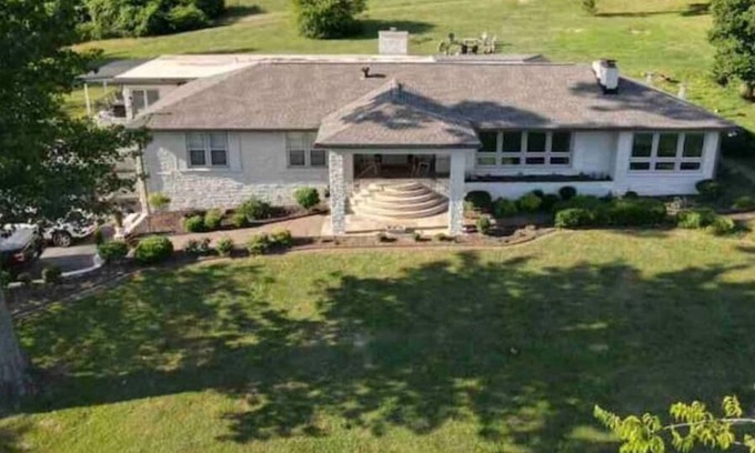 Donelson House | Tranquil Luxury Hot Tub Near Downtown, Airport