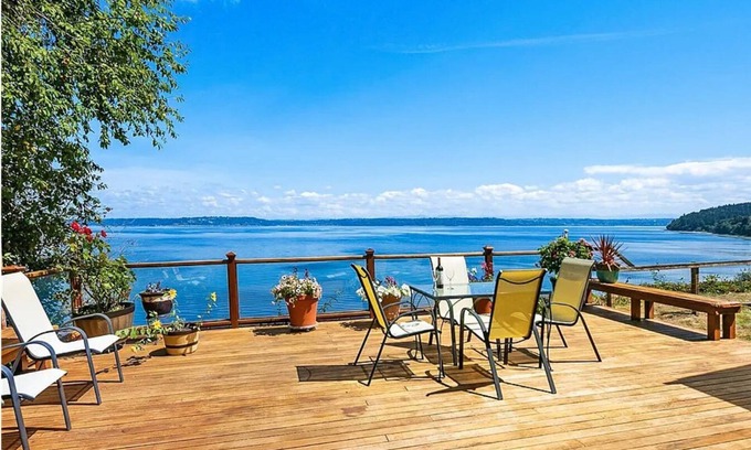 Burley House | Tranquil Mid-Century View Home