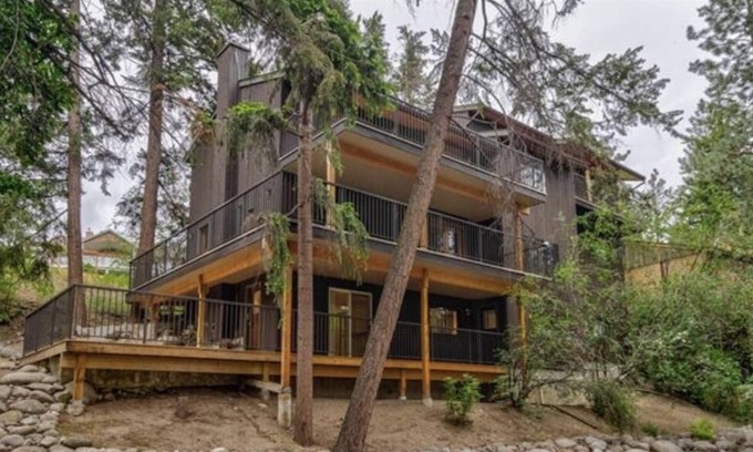 Central Okanagan House | Tranquil Pines 2 BR Guest Suite - Ebikes/scooters & EV Plugin