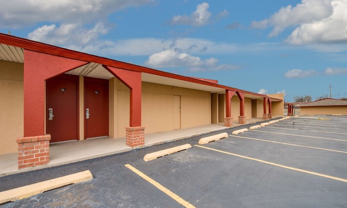 Midwest City Hotel | Travelers Inn Midwest City