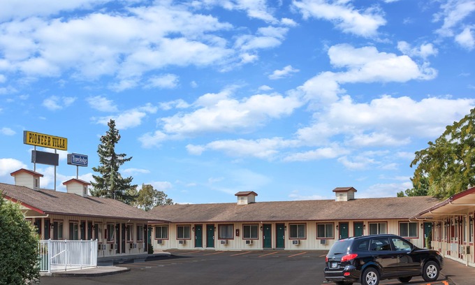 Halsey Hotel | Travelodge by Wyndham Pioneer Villa