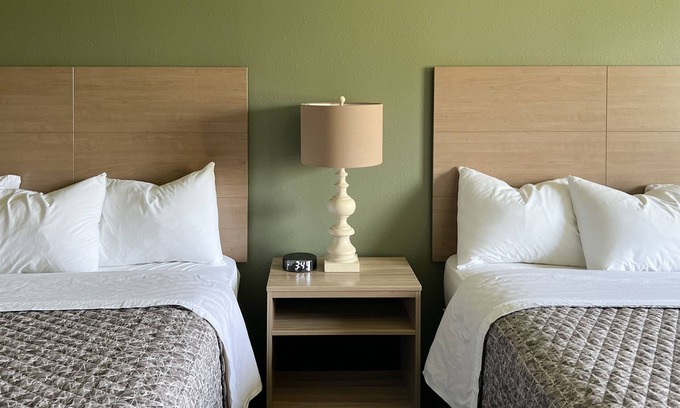 Atlanta Hotel | Travelodge by Wyndham Atlanta, Illinois