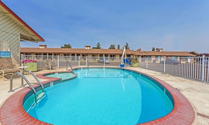 Halsey Hotel | Travelodge by Wyndham Pioneer Villa
