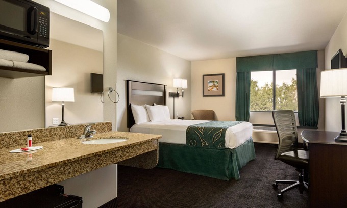 Santa Teresa Hotel | Travelodge by Wyndham Santa Teresa