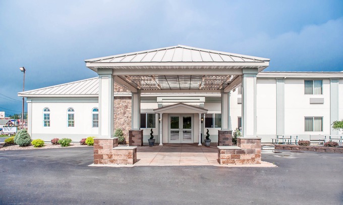 Watertown Hotel | Travelodge by Wyndham Watertown