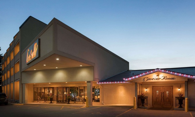 Kingston Hotel | Travelodge Hotel by Wyndham Kingston Lasalle