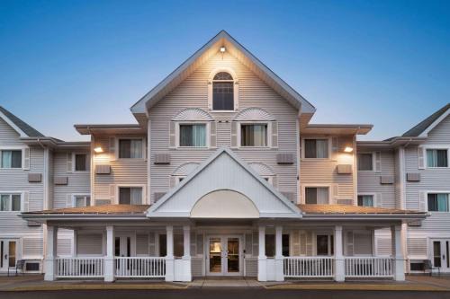 Moncton Hotel | Travelodge Suites by Wyndham Moncton