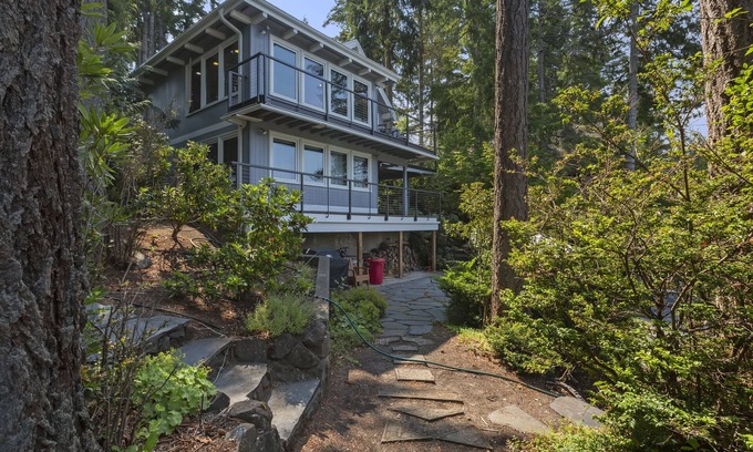 Allyn-Grapeview House | Treasure Island Beach House w/Kayaks, Fun, Views, and Hot Tub!