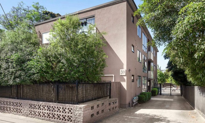 St Kilda Apartment | Tree Top Retreat - Cosy, Light Filled, Centrally Located, 1BR