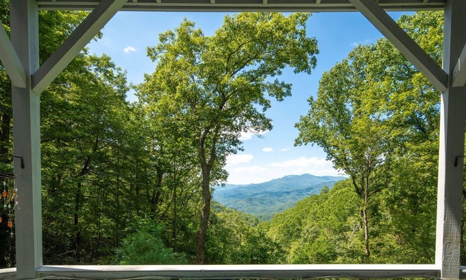 Apple Ridge House | Treehaven 2BR/2.5 BA Upscale Home near Blowing Rock